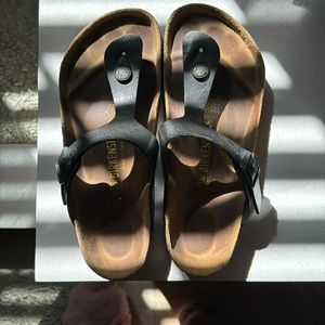 Women’s Birkenstock Gizeh in black.